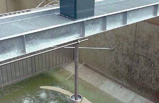 Weedless-V op stalen brug